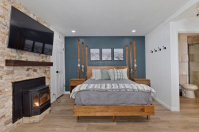 Cozy & Modern Hidden Valley Studio - Walk to The Village!